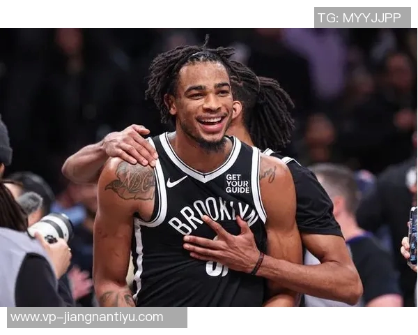 克拉克斯顿表现出色14投8中砍下21分8篮板4助攻2抢断2盖帽